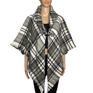 Altare women’s plaid open
Front black/white sweater poncho